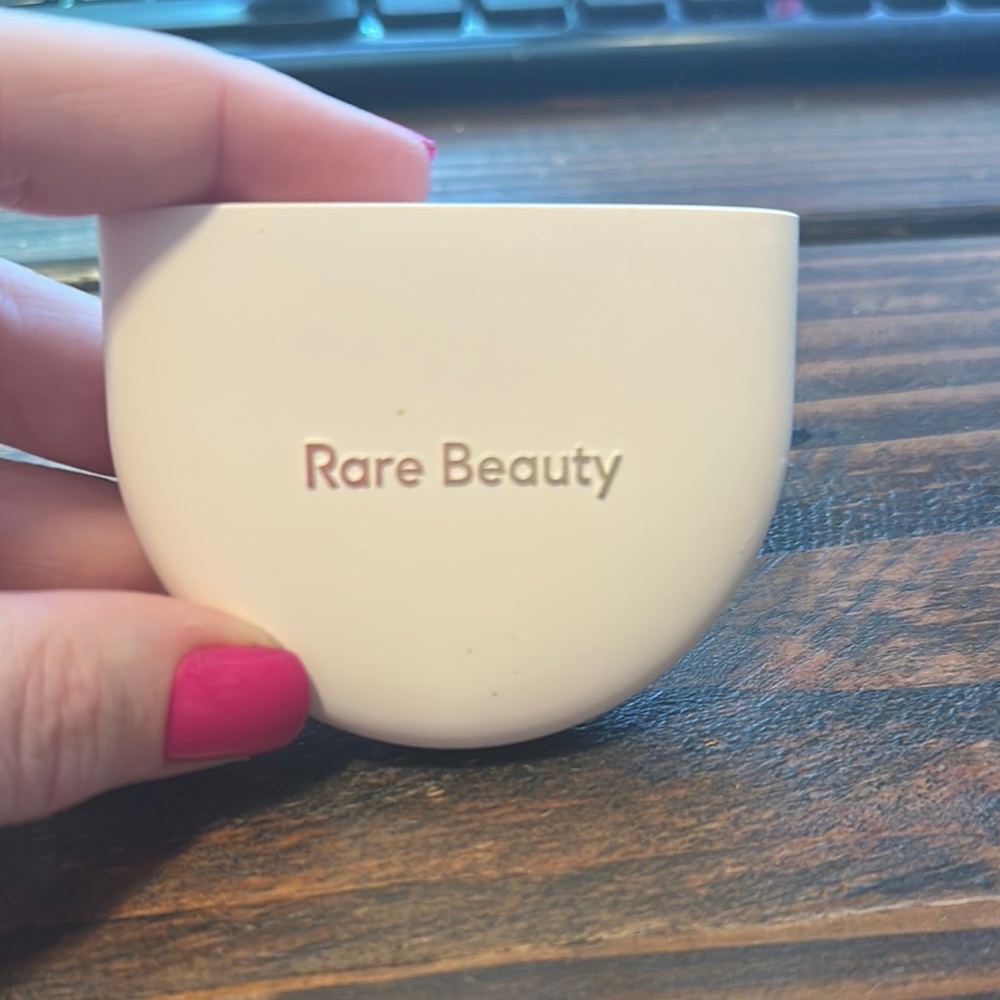 Rare Beauty Pressed Finishing Powder- AJ4H1 SAND Compact